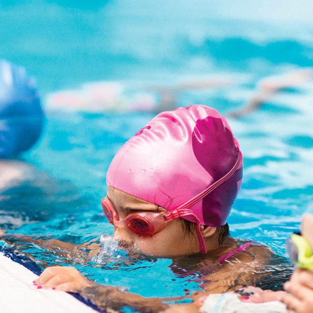 children-on-swimming-class-473428034_med-1559x610